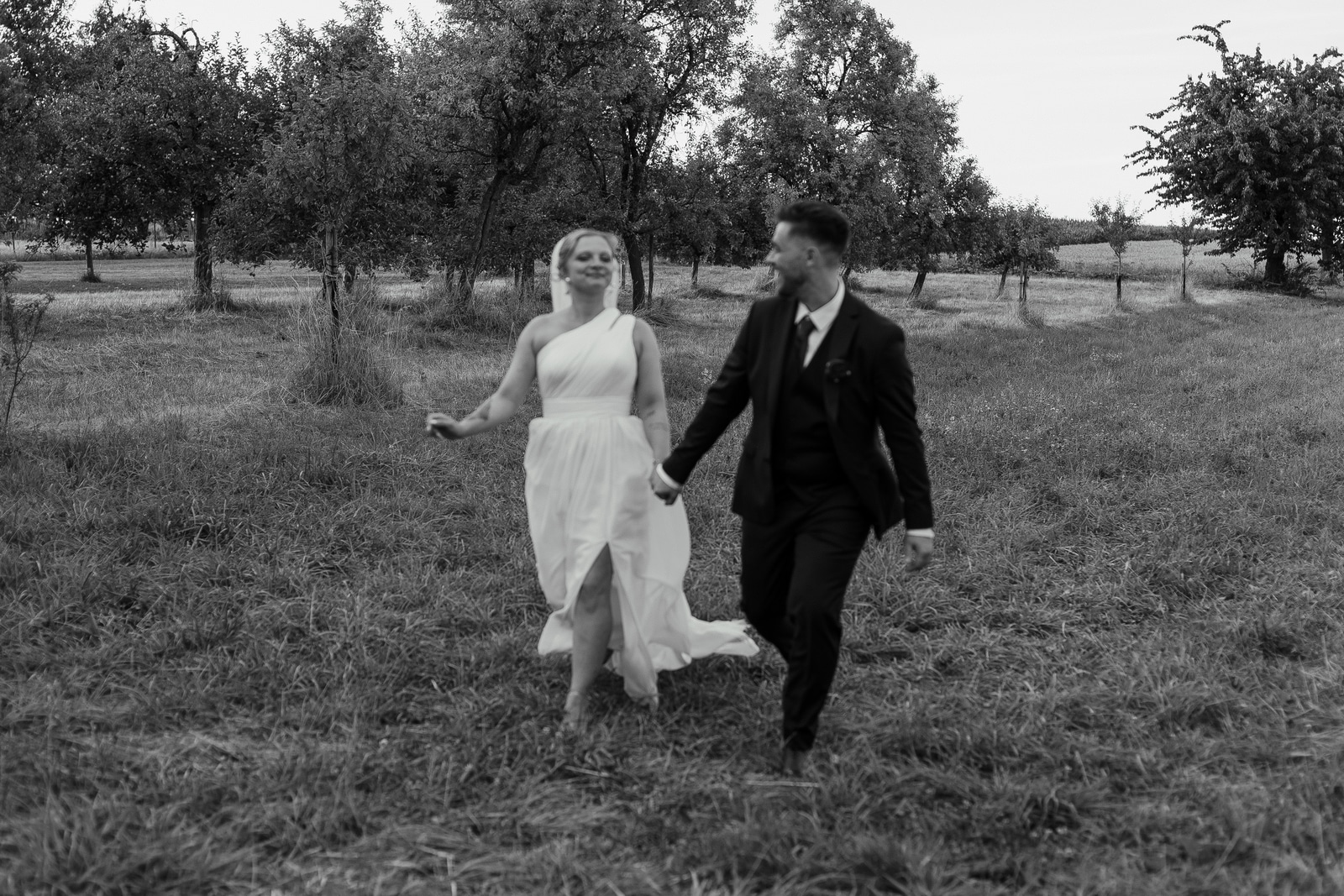 Couple mariés photographié lumière naturelle Alsace
